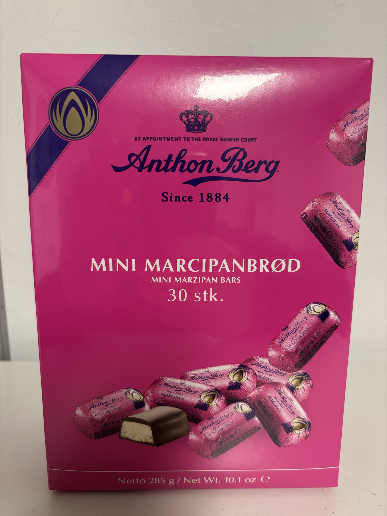 Kasse med 30 stk Anthon Berg mini marcipan brød